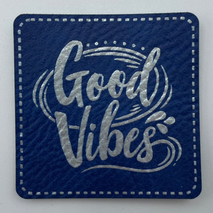 Kunstleder-Label 40x40 mm // "Good Vibes"