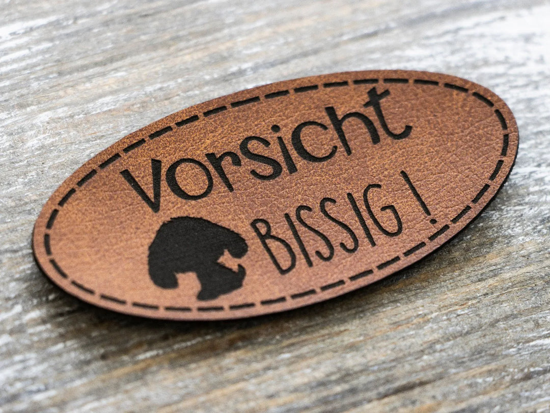 Kunstleder-Label KDS 70x35 mm // Vorsicht BISSIG! – stoffe factory